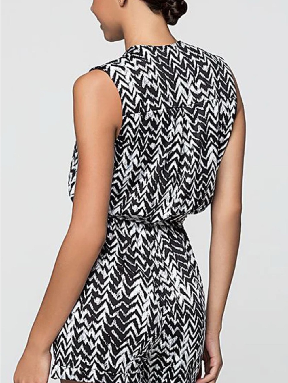 VENUS Black and White Sleeveless chevron print V-Neck Tie-Waist romper size XS - Picture 2 of 12